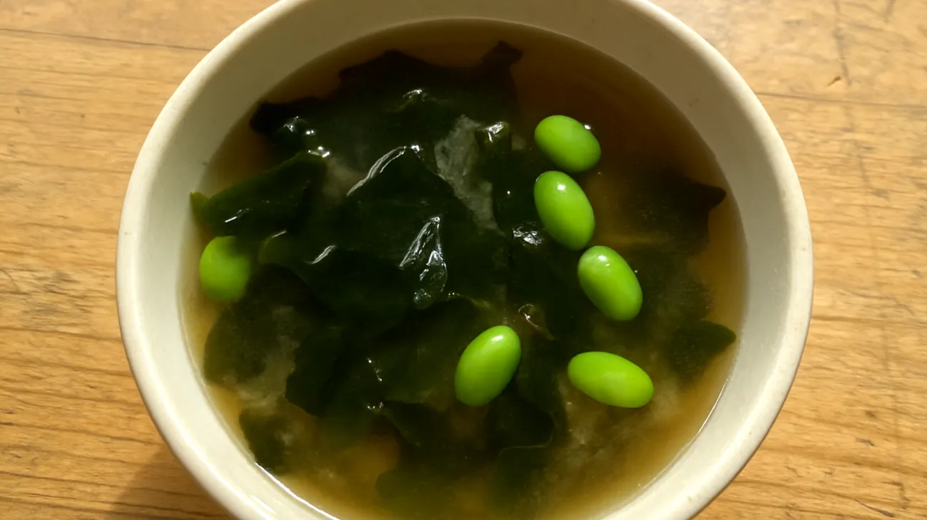 Miso-Suppe mit Wakame-Algen und Edamame"